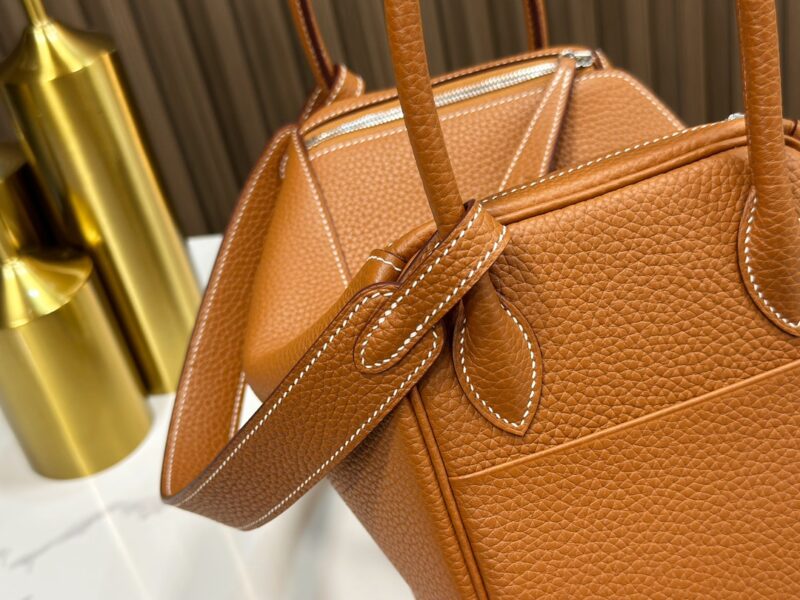 HERMÈS Lindy 26 shoulder bag in Gold Clemence leather - Image 6