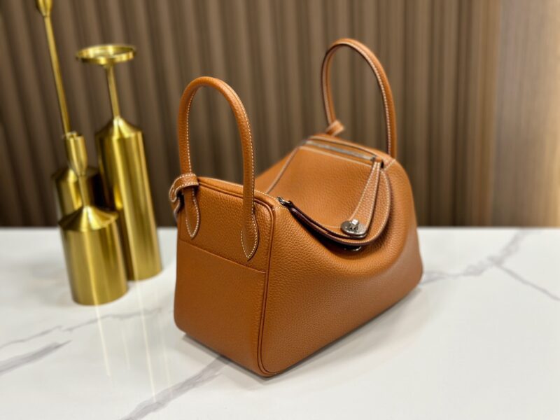 HERMÈS Lindy 26 shoulder bag in Gold Clemence leather - Image 7