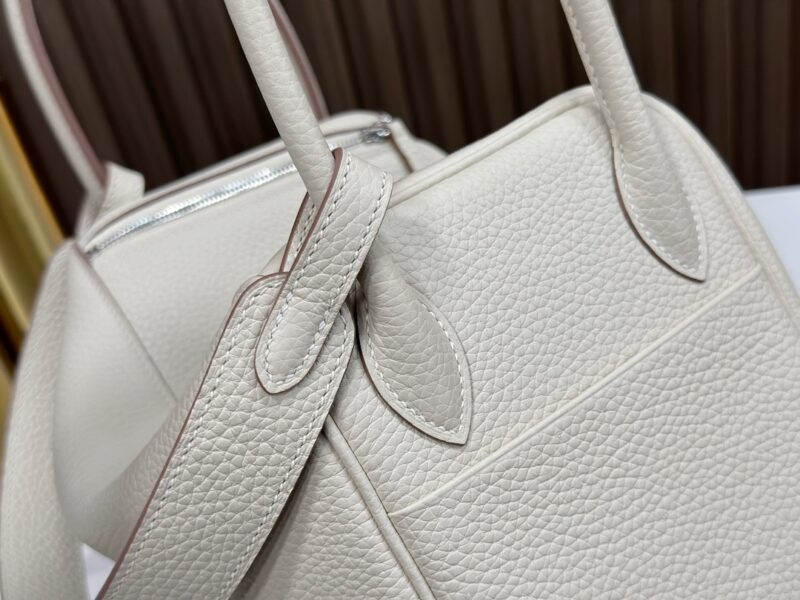 HERMÈS Lindy 26 shoulder bag in Craie Clemence leather - Image 3