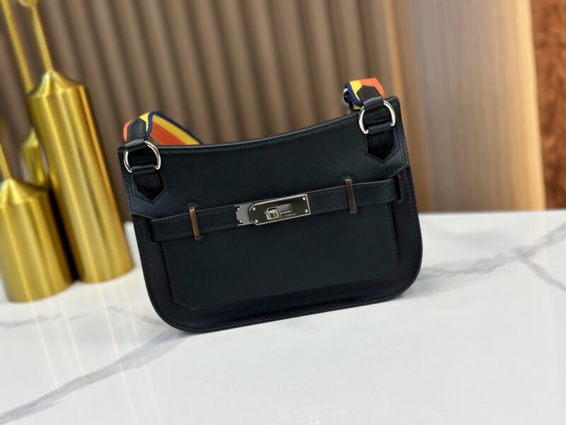 Replica Hermès Jypsiere Mini Shoulder Bag in Black – High-quality replica Hermès bag with crossbody strap and gold-tone hardware.