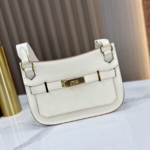 Replica Hermès Jypsiere Mini Shoulder Bag in White – High-quality replica Hermès bag with elegant white leather and gold-tone hardware.