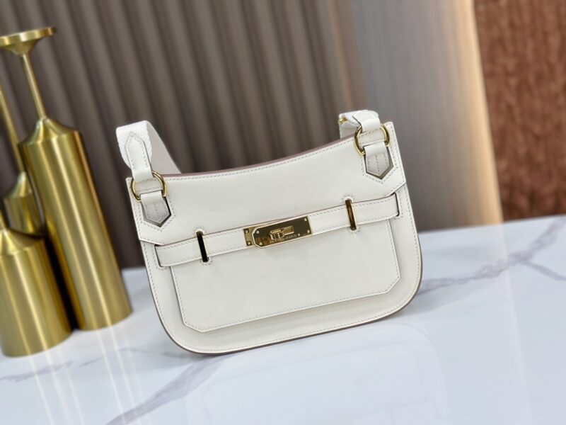 Replica Hermès Jypsiere Mini Shoulder Bag in White – High-quality replica Hermès bag with elegant white leather and gold-tone hardware.