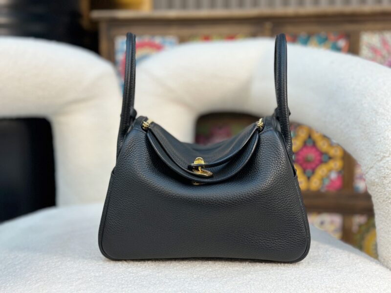 HERMÈS Lindy 26 shoulder bag in Black Clemence leather - Image 2