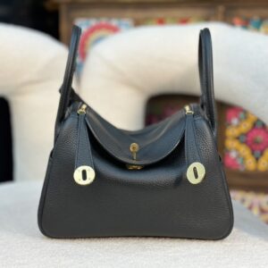 Replica Hermès Lindy 26 Shoulder Bag in Black Lin Clemence Leather – High-quality replica Hermès bag in black Lin Clemence leather with dual top handles and gold-tone hardware.