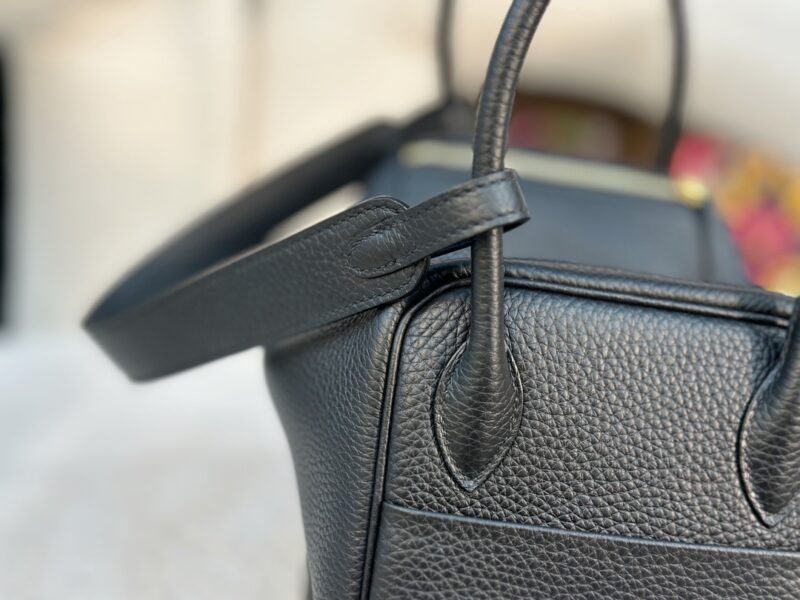 HERMÈS Lindy 26 shoulder bag in Black Clemence leather - Image 3