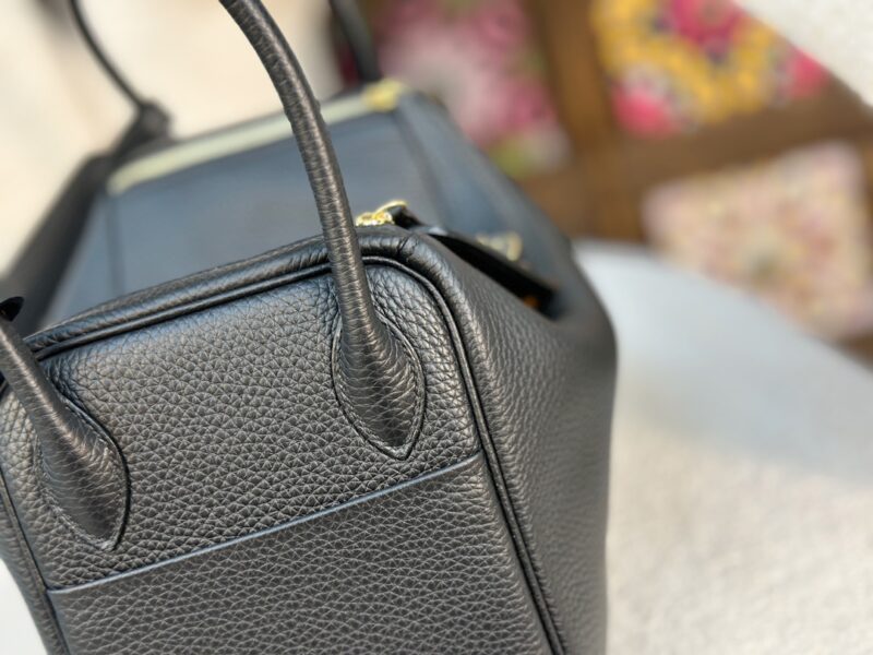 HERMÈS Lindy 26 shoulder bag in Black Clemence leather - Image 4