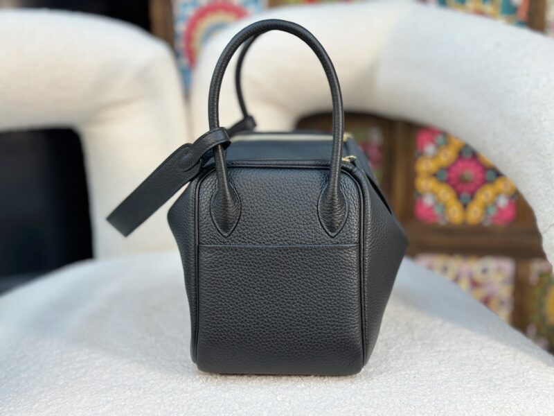 HERMÈS Lindy 26 shoulder bag in Black Clemence leather - Image 5