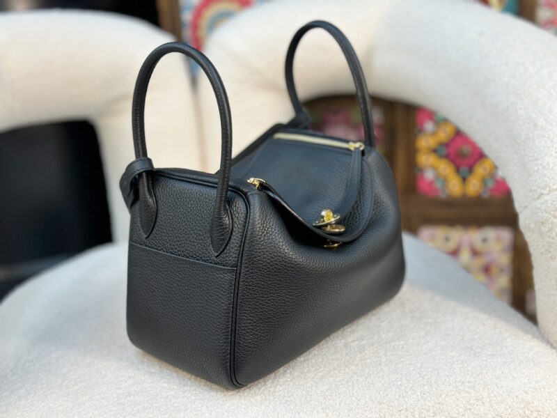 HERMÈS Lindy 26 shoulder bag in Black Clemence leather - Image 7