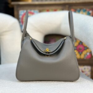 Replica HERMÈS Lindy 26 Shoulder Bag in Etain Clemence Leather – Luxury HERMÈS Bag