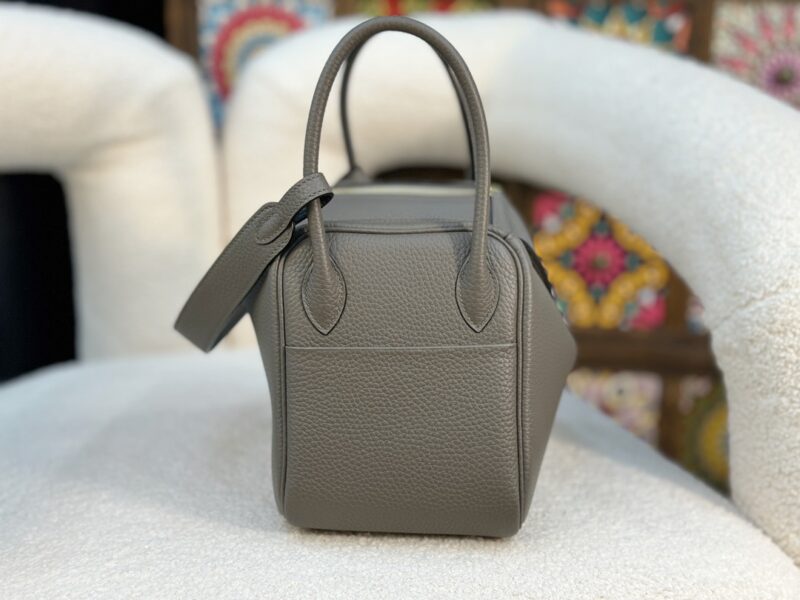 HERMÈS Lindy 26 shoulder bag in Etain Clemence leather - Image 5