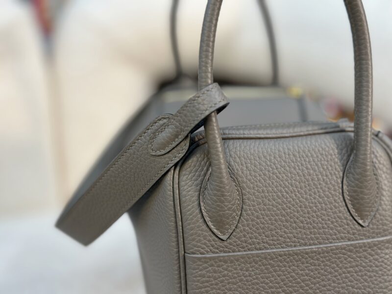 HERMÈS Lindy 26 shoulder bag in Etain Clemence leather - Image 7