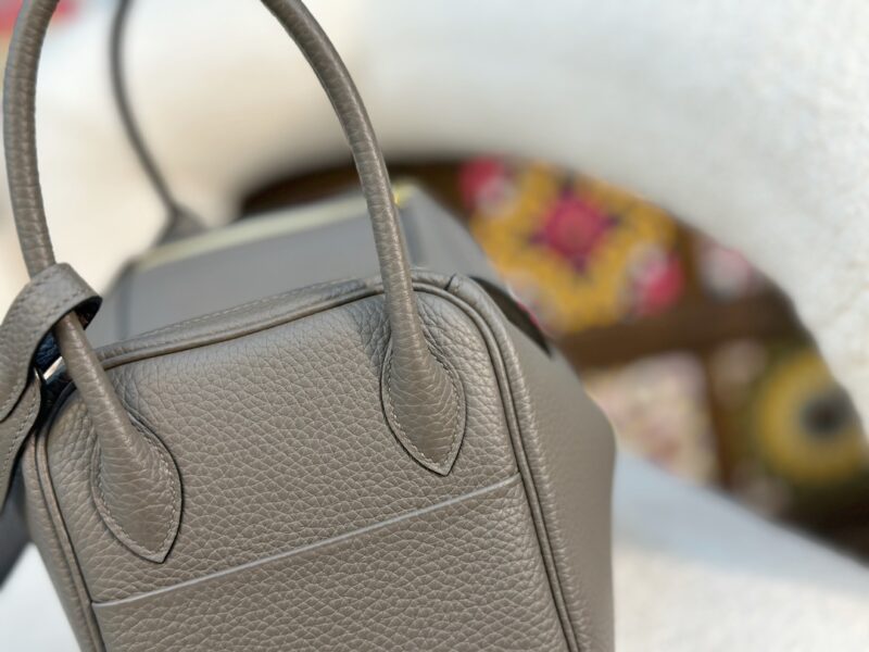 HERMÈS Lindy 26 shoulder bag in Etain Clemence leather - Image 8