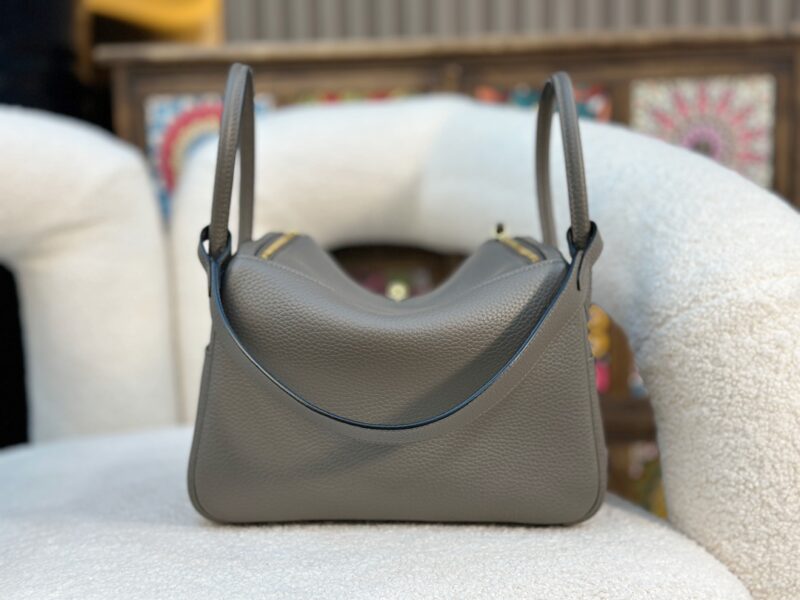 HERMÈS Lindy 26 shoulder bag in Etain Clemence leather - Image 3