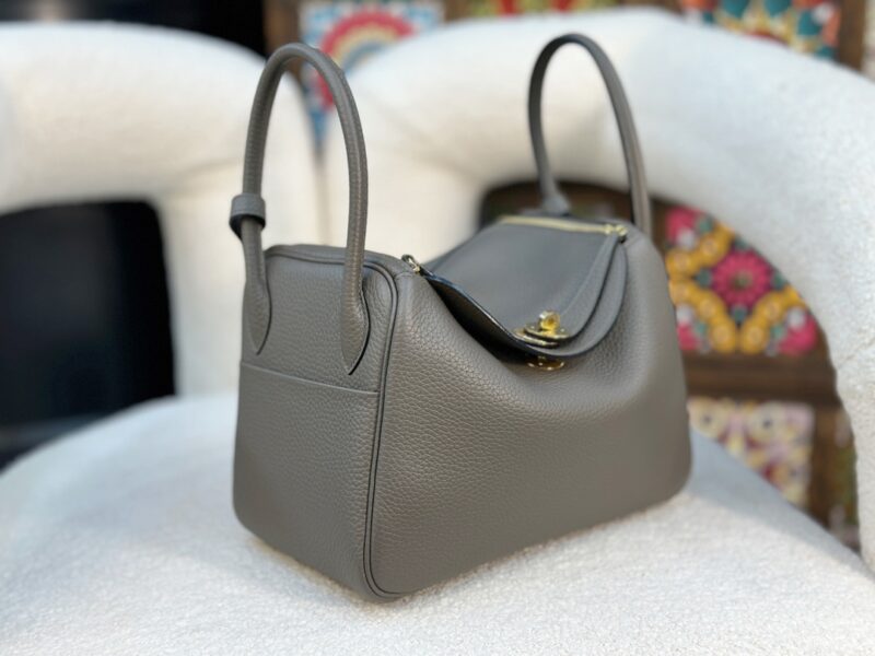 HERMÈS Lindy 26 shoulder bag in Etain Clemence leather - Image 9