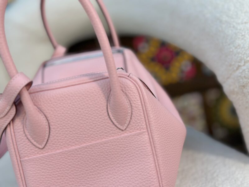 HERMÈS Lindy 26 shoulder bag in Rose Saiura Clemence leather - Image 7