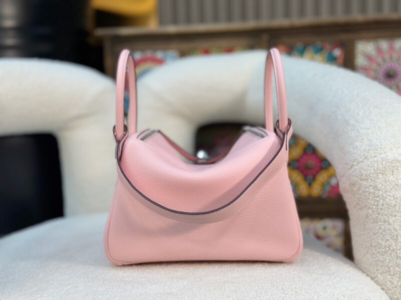 HERMÈS Lindy 26 shoulder bag in Rose Saiura Clemence leather - Image 3