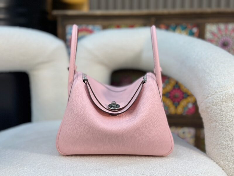 HERMÈS Lindy 26 shoulder bag in Rose Saiura Clemence leather