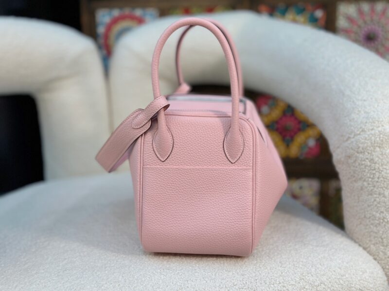 HERMÈS Lindy 26 shoulder bag in Rose Saiura Clemence leather - Image 8