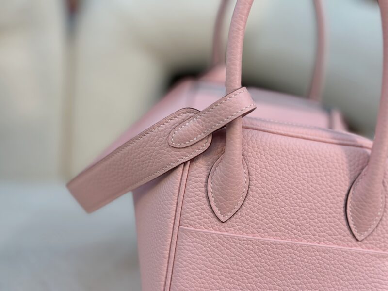 HERMÈS Lindy 26 shoulder bag in Rose Saiura Clemence leather - Image 2