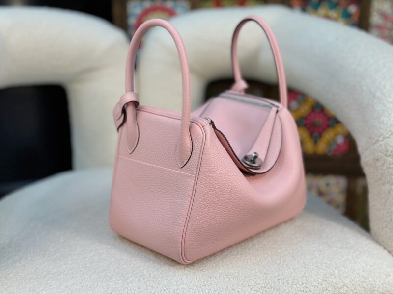 HERMÈS Lindy 26 shoulder bag in Rose Saiura Clemence leather - Image 9