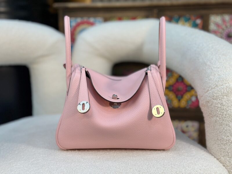 HERMÈS Lindy 26 shoulder bag in Rose Saiura Clemence leather - Image 6