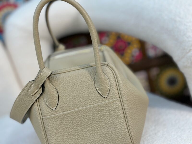 HERMÈS Lindy 26 shoulder bag in Trench Clemence leather - Image 9