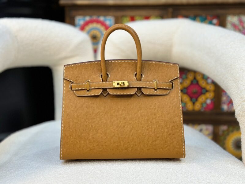 Replica Hermès Birkin Sellier 25 Bag in Gold Epsom Leather – High-quality replica Hermès bag with gold-tone hardware and structured design.