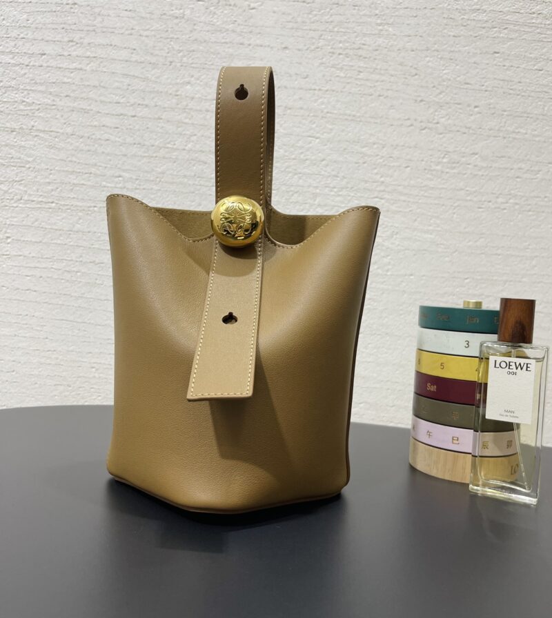 Loewe Mini Pebble Bucket bag Oak - Image 6