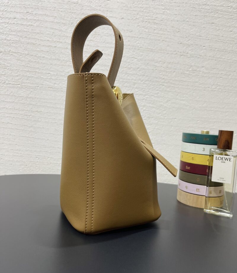 Loewe Mini Pebble Bucket bag Oak - Image 9