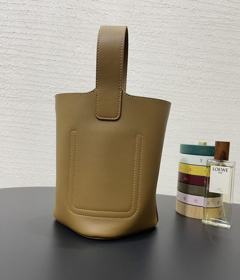 Loewe Mini Pebble Bucket bag Oak - Image 5