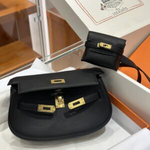 Replica Hermès Black Swift Kelly Moove Bag – High-quality replica Hermès bag in black Swift leather with signature turn-lock fastening.