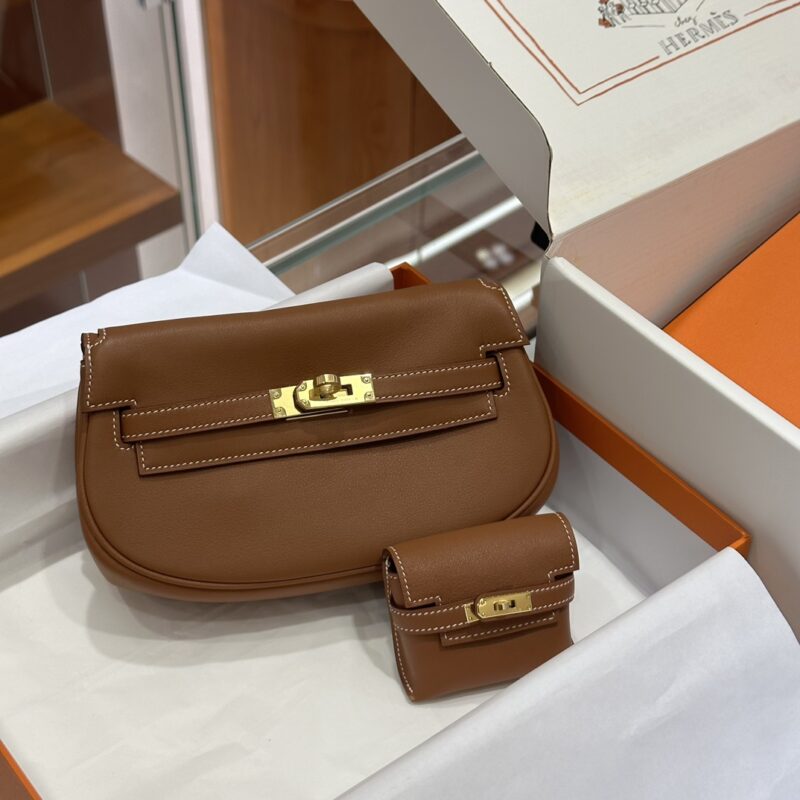 Replica Hermès Gold Swift Kelly Moove Bag – High-quality replica Hermès bag in gold Swift leather with signature turn-lock closure.