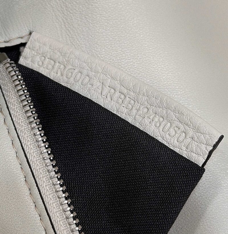 Fendi Baguette White Selleria bag with 612 hand-sewn stitches - Image 3