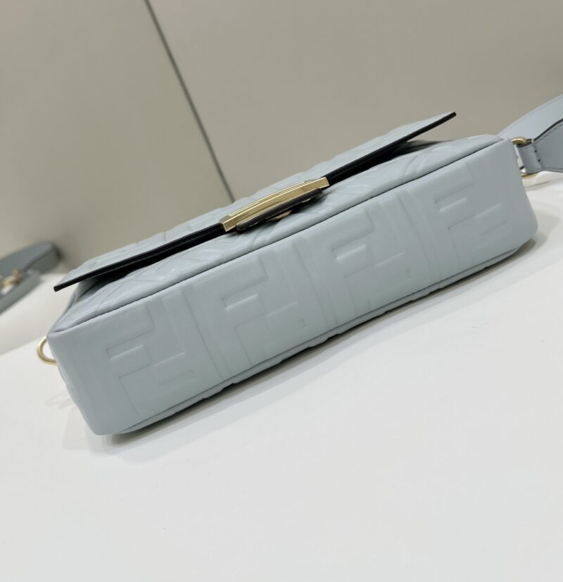 Fendi Baguette Light Blue leather bag - Image 4